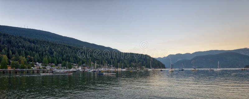 Son Canada du nord de Vancouver de parc profond de crique photo stock Son Canada du nord de Vancouver de parc profond de crique photo stock