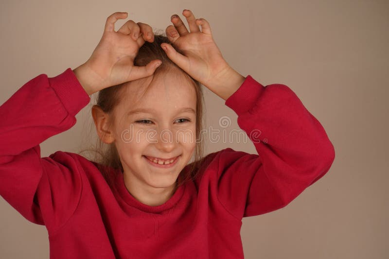 Son geste imaginatif dégage joie et plaisir. Une charmante représentation de la créativité et de l'humour de la jeunesse. Une fill image stock