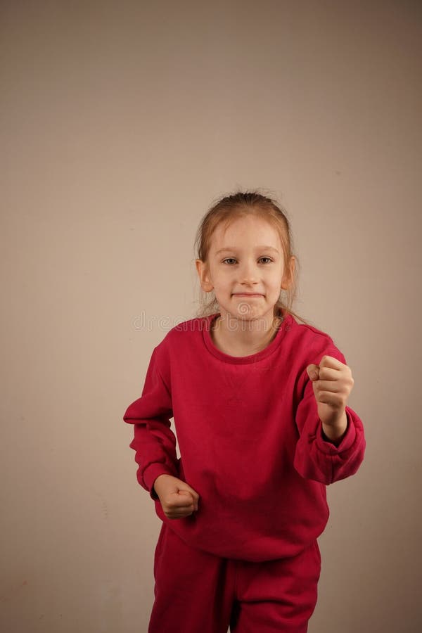 Son regard intense révèle son esprit inébranlable. L'image capte force et auto-assurance. Une petite fille rousse photographie stock libre de droits