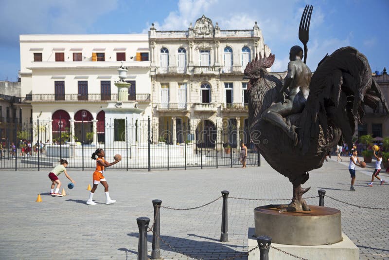 Sonderbare Statue und Kinder, die in der Piazza Vieja spielen stockbild Sonderbare Statue und Kinder, die in der Piazza Vieja spielen stockbild