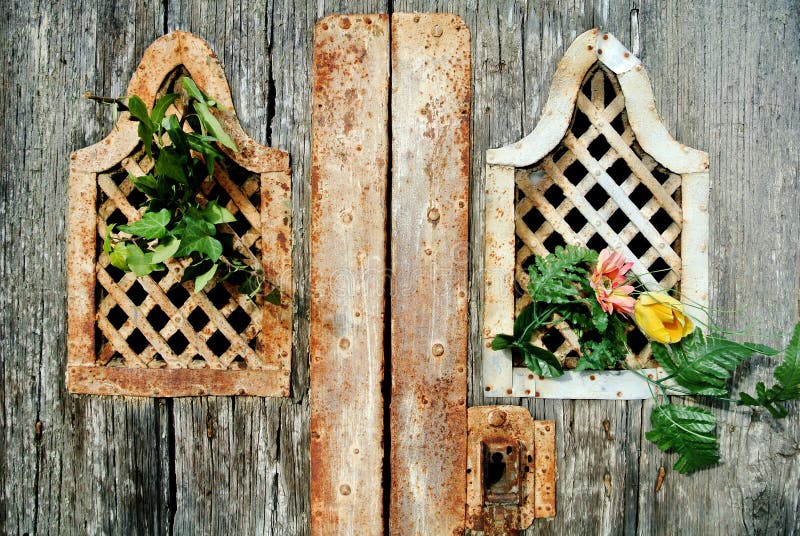 Sonderkommando des alten Türdetails mit Blume lizenzfreie stockfotos Sonderkommando des alten Türdetails mit Blume lizenzfreie stockfotos