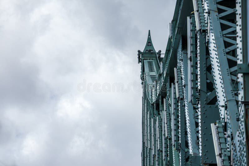 Sonderkommando von Pont Jacques Cartier Brücke eingelassenes Longueuil in Richtung Montreals, in Quebec, Kanada lizenzfreie stockbilder Sonderkommando von Pont Jacques Cartier Brücke eingelassenes Longueuil in Richtung Montreals, in Quebec, Kanada lizenzfreie stockbilder