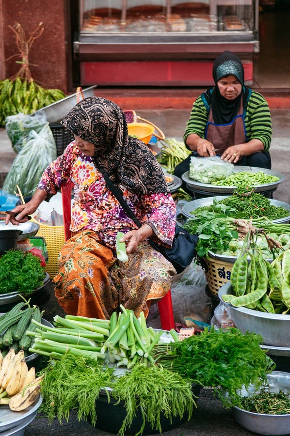 Songkhla - Tailandia - diversas clases de verdura local fresca que vende por los vendedores musulmanes en el mercado de Kim Yong, fotografía de archivo libre de regalías Songkhla - Tailandia - diversas clases de verdura local fresca que vende por los vendedores musulmanes en el mercado de Kim Yong, fotografía de archivo libre de regalías