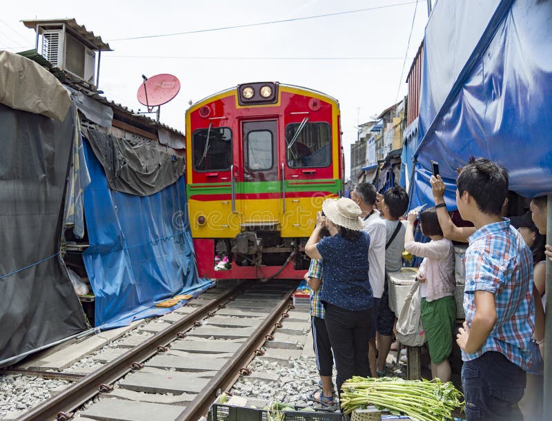 Songkhram ferroviario Tailandia del samut del mercato di Maeklong immagini stock libere da diritti Songkhram ferroviario Tailandia del samut del mercato di Maeklong immagini stock libere da diritti
