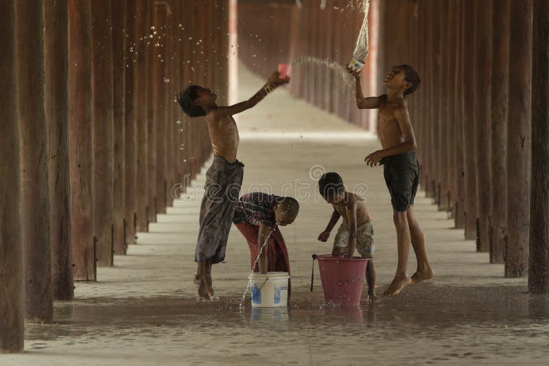 SONGKRAN, SALAY, МЬЯНМА Murch дети 10,2016 групп были splas стоковые фотографии rf SONGKRAN, SALAY, МЬЯНМА Murch дети 10,2016 групп были splas стоковые фотографии rf
