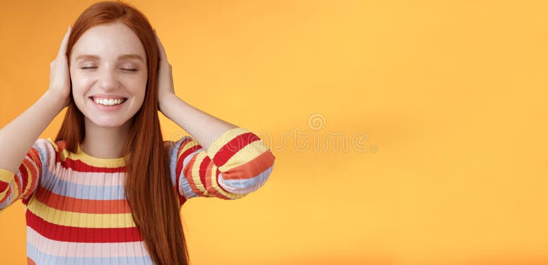 Esperta, Atraente, 20 Anos, a Garota Ginger Caucasiana Apresenta O