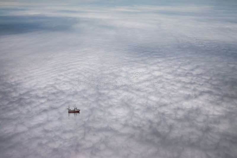 Cena onírica de um barco a flutuar nas nuvens imagens de stock