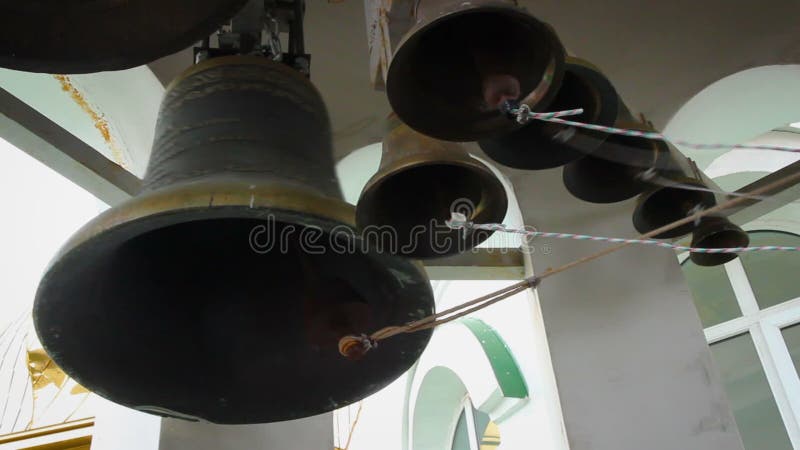 Sonido de campanas de iglesia, bendiciendo a gente en día de fiesta religioso, tradiciones ortodoxas