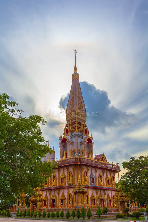Sonne des natürlichen Phänomens schwingt in einem Kreis über Chalong-Tempel lizenzfreie stockfotografie Sonne des natürlichen Phänomens schwingt in einem Kreis über Chalong-Tempel lizenzfreie stockfotografie