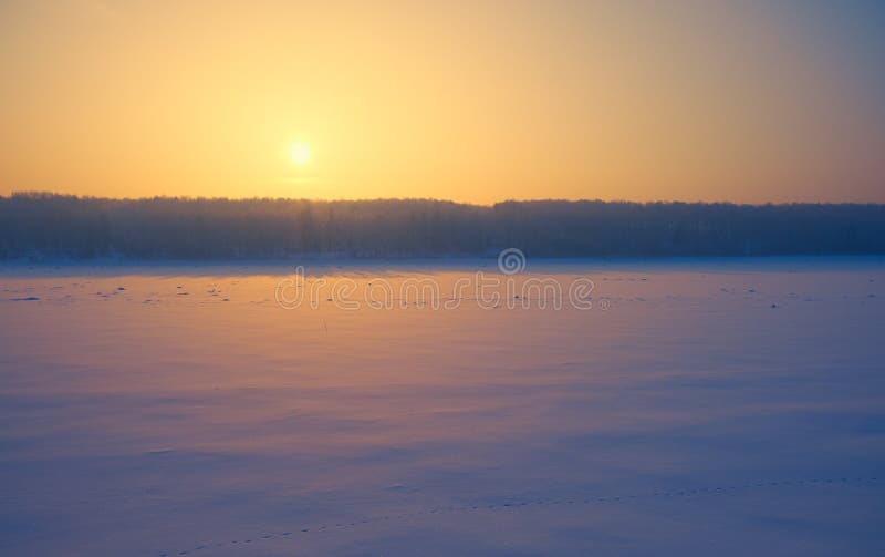 Sonne über sibirischen Wald und Fluss Tom unter Schnee und Eis am Abend Sonnenuntergang im Winter stockbilder Sonne über sibirischen Wald und Fluss Tom unter Schnee und Eis am Abend Sonnenuntergang im Winter stockbilder