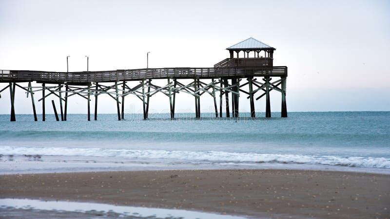 Sonnenaufgang am atlantischen Strand-Pier auf Emerald Isle stockbilder Sonnenaufgang am atlantischen Strand-Pier auf Emerald Isle stockbilder