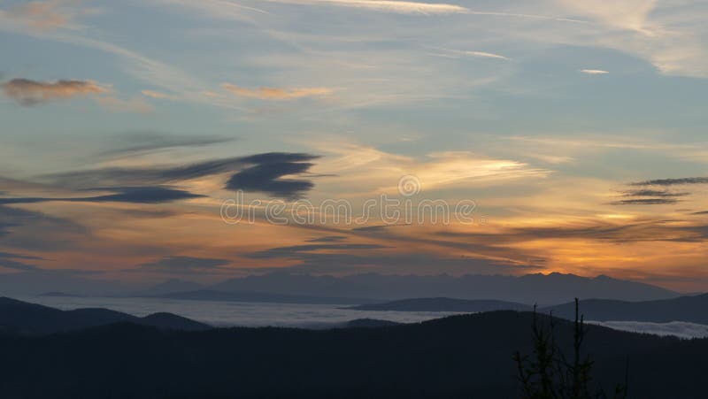 Sonnenaufgang auf den Tatra-Bergen Ein entferntes Bergpanorama stockfotos Sonnenaufgang auf den Tatra-Bergen Ein entferntes Bergpanorama stockfotos