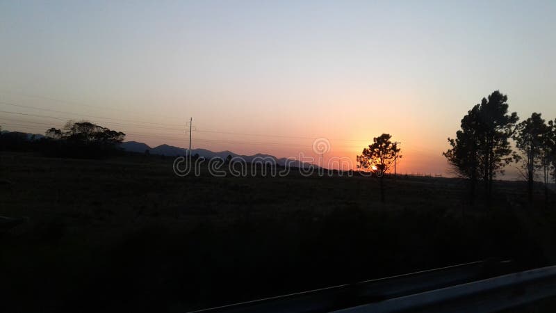 Sonnenaufgang auf der Straße lizenzfreie stockbilder Sonnenaufgang auf der Straße lizenzfreie stockbilder