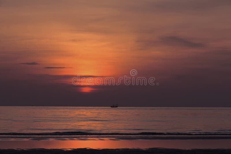 Sonnenaufgang in dem Ozean stockfotos Sonnenaufgang in dem Ozean stockfotos