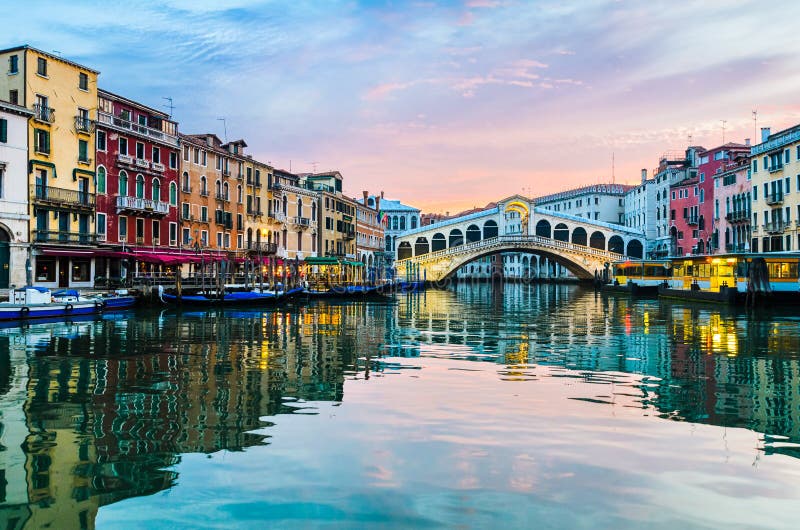 Sonnenaufgang an der Rialto-Brücke, Venedig stockfoto Sonnenaufgang an der Rialto-Brücke, Venedig stockfoto