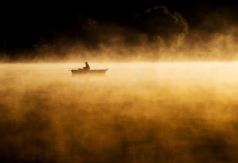 Sonnenaufgang des frühen Morgens, Bootfahrt auf dem See in einem enormen Nebel