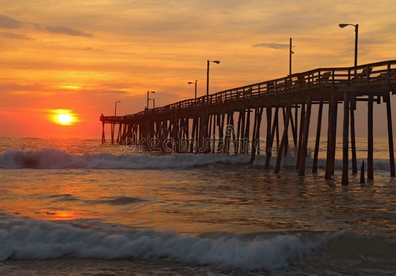 Sonnenaufgang durch einen Fischenpier im North Carolina lizenzfreie stockbilder Sonnenaufgang durch einen Fischenpier im North Carolina lizenzfreie stockbilder