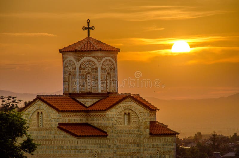 Sonnenaufgang hinter orthodoxer Kirche stockbild Sonnenaufgang hinter orthodoxer Kirche stockbild