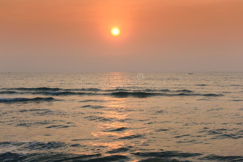 Sonnenaufgang im Meer lizenzfreies stockfoto Sonnenaufgang im Meer lizenzfreies stockfoto