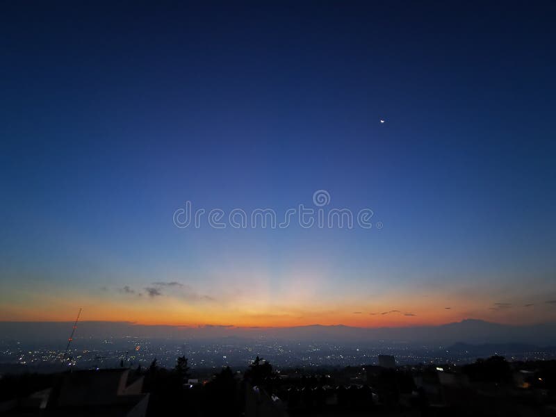 Sonnenaufgang in México-Stadt und im tiefen blauen Himmel lizenzfreies stockbild Sonnenaufgang in México-Stadt und im tiefen blauen Himmel lizenzfreies stockbild