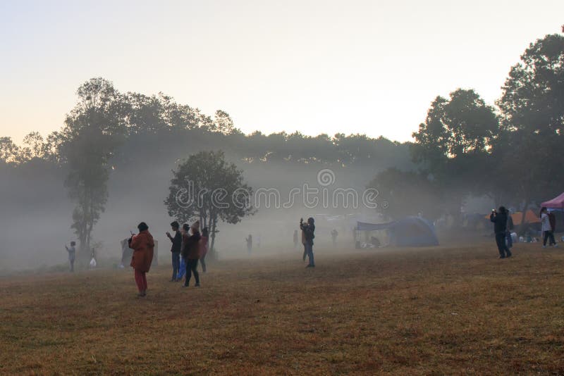 Sonnenaufgang an Nationalpark Thung Salaeng Luang, Leute oder Reisender sind Campingzelt mit nebeligem oder nebelhaftem auf dem M lizenzfreies stockfoto Sonnenaufgang an Nationalpark Thung Salaeng Luang, Leute oder Reisender sind Campingzelt mit nebeligem oder nebelhaftem auf dem M lizenzfreies stockfoto