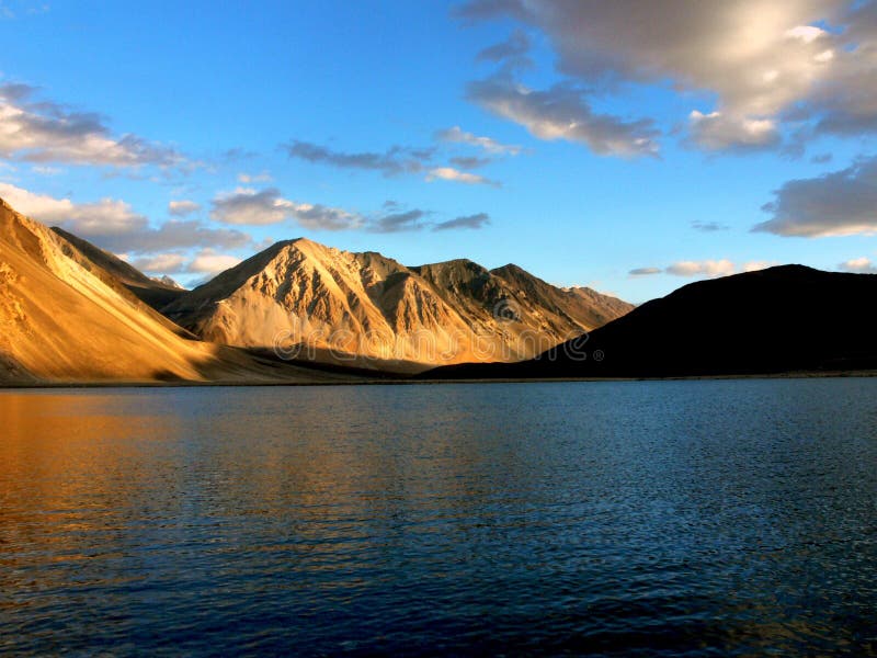 Sonnenaufgang an Pangong TSO in Ladakh stockbilder Sonnenaufgang an Pangong TSO in Ladakh stockbilder