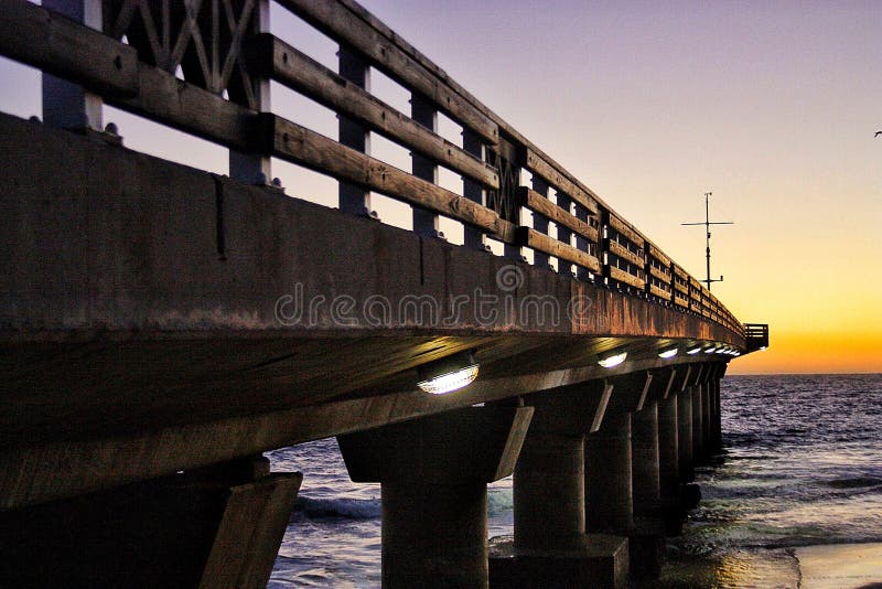 Sonnenaufgang am Pier lizenzfreie stockfotografie Sonnenaufgang am Pier lizenzfreie stockfotografie