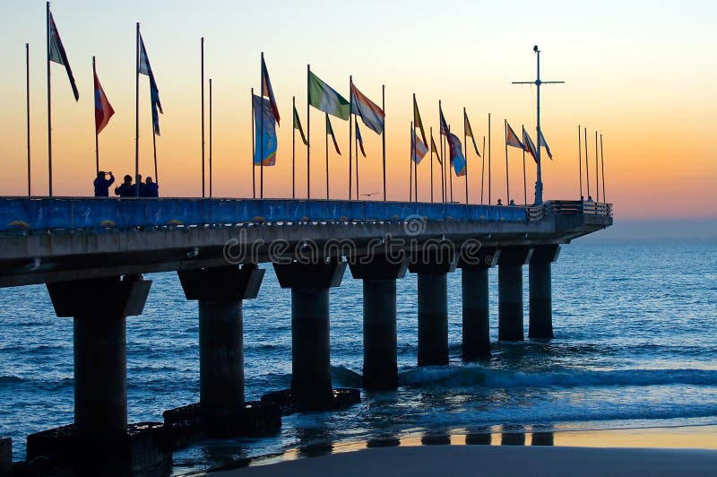 Sonnenaufgang in Port Elizabeth gesehen vom Pier stockfotografie Sonnenaufgang in Port Elizabeth gesehen vom Pier stockfotografie