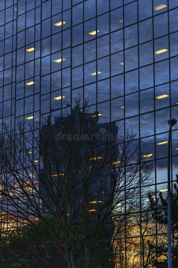Sonnenaufgang-Reflexionen auf Highrise-Bürogebäude stockbilder Sonnenaufgang-Reflexionen auf Highrise-Bürogebäude stockbilder
