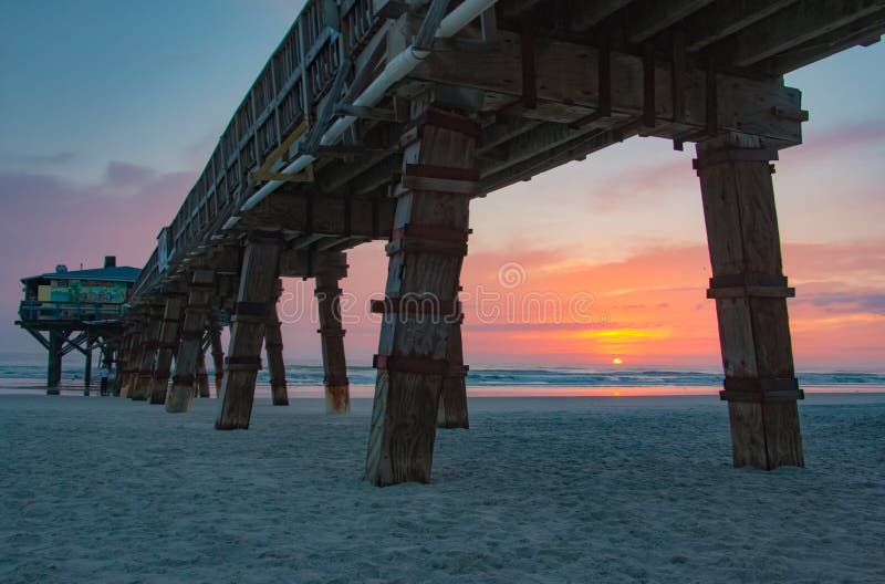 Sonnenaufgang an Sunglow-Pier in der Hafen-Orange Florida stockbild Sonnenaufgang an Sunglow-Pier in der Hafen-Orange Florida stockbild