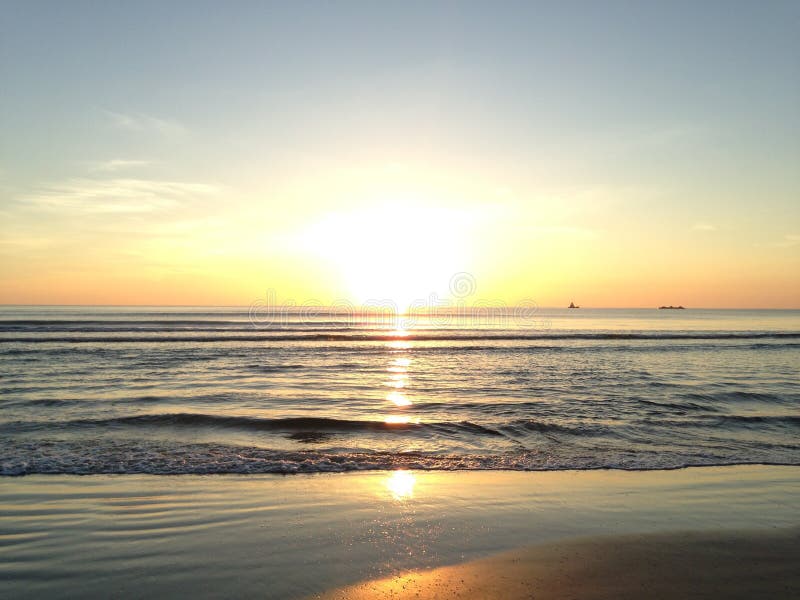 Sonnenaufgang über Atlantik lizenzfreies stockbild Sonnenaufgang über Atlantik lizenzfreies stockbild