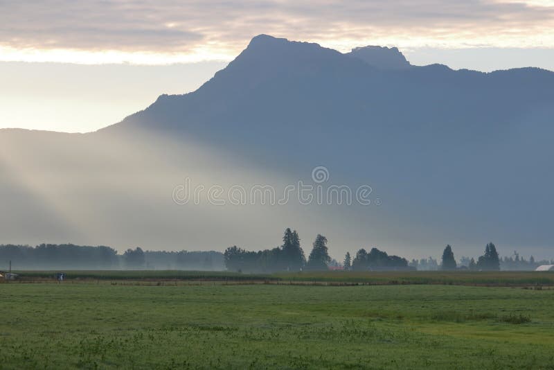 Sonnenaufgang über Britisch-Columbia ` s Berg Cheam stockfoto Sonnenaufgang über Britisch-Columbia ` s Berg Cheam stockfoto