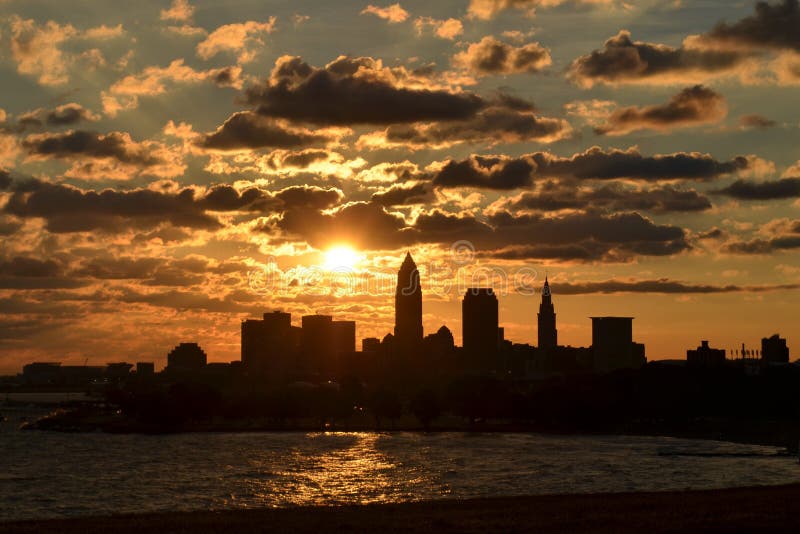 Sonnenaufgang über Cleveland-Skylinen und -eriesee stockbild Sonnenaufgang über Cleveland-Skylinen und -eriesee stockbild