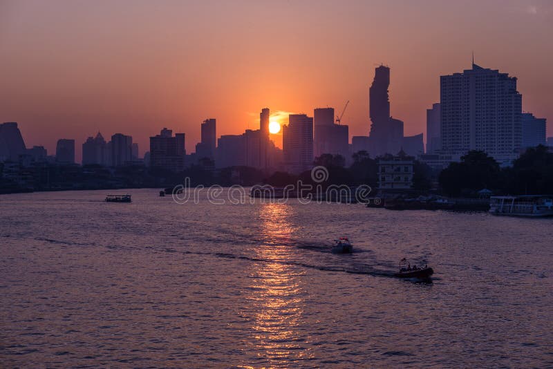 Sonnenaufgang über den szenischen Skylinen in Bangkok, Thailand, angesehen in der Hintergrundbeleuchtung bei Sonnenaufgang mit Hi lizenzfreies stockbild Sonnenaufgang über den szenischen Skylinen in Bangkok, Thailand, angesehen in der Hintergrundbeleuchtung bei Sonnenaufgang mit Hi lizenzfreies stockbild