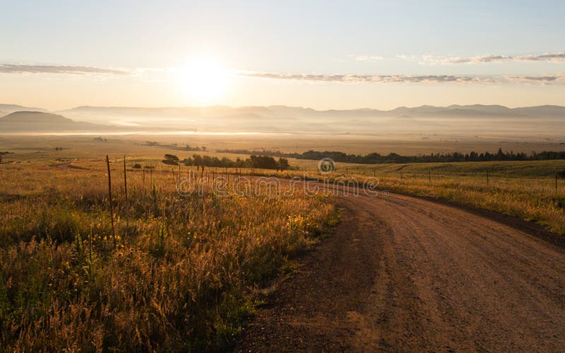 Sonnenaufgang über einer Straße nahe Westcliffe, Colorado lizenzfreies stockbild Sonnenaufgang über einer Straße nahe Westcliffe, Colorado lizenzfreies stockbild