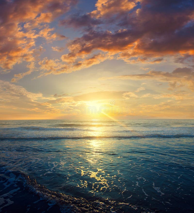 Sonnenaufgang über Ozean lizenzfreie stockfotos Sonnenaufgang über Ozean lizenzfreie stockfotos