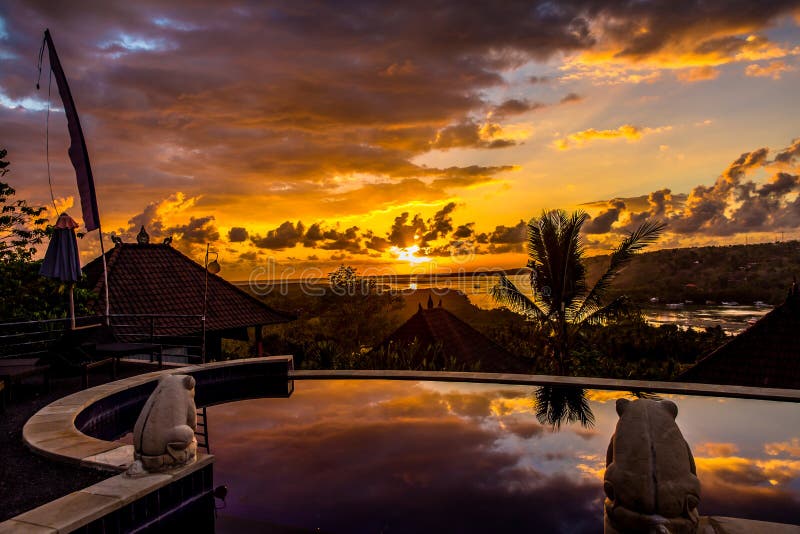 Sonnenaufgangansicht am Unendlichkeits-Pool Tropischer Ozean und Morgen bali lizenzfreies stockbild Sonnenaufgangansicht am Unendlichkeits-Pool Tropischer Ozean und Morgen bali lizenzfreies stockbild