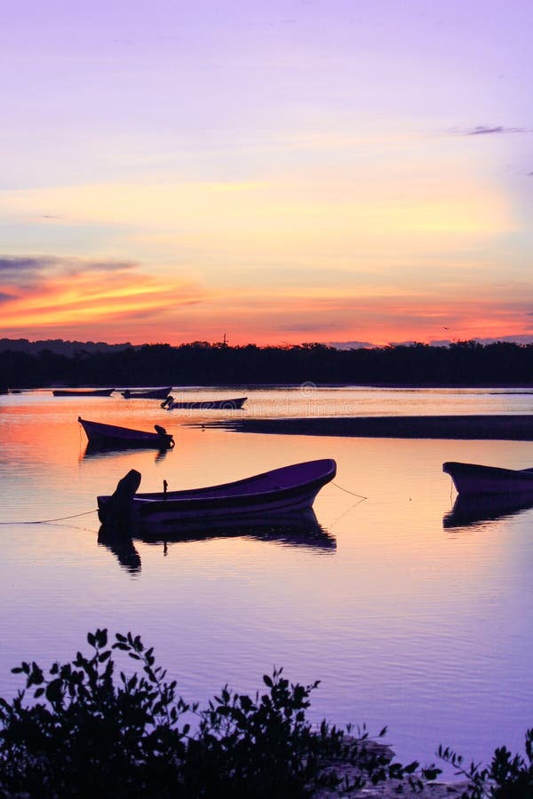 Sonnenaufgangschattenbild von Fischen festgemachten Booten lizenzfreie stockfotos Sonnenaufgangschattenbild von Fischen festgemachten Booten lizenzfreie stockfotos