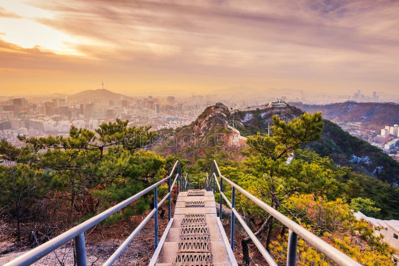 Sonnenaufgänge vorbei von Seoul-Stadt, Südkorea lizenzfreie stockfotografie Sonnenaufgänge vorbei von Seoul-Stadt, Südkorea lizenzfreie stockfotografie