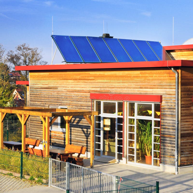 Sonnenkollektoren auf Dach des deutschen Kindergartens stockfoto Sonnenkollektoren auf Dach des deutschen Kindergartens stockfoto