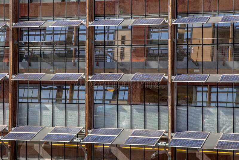 Sonnenkollektoren auf einem Bürogebäude lizenzfreie stockfotos Sonnenkollektoren auf einem Bürogebäude lizenzfreie stockfotos