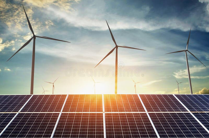 Sonnenkollektoren mit Windkraftanlagen und Sonnenuntergang saubere Energie des Konzeptes