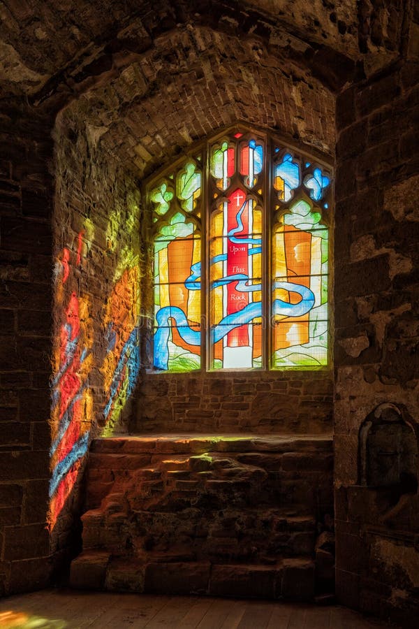 Sonnenlicht, das durch ein Buntglasfenster, Goodrich-Schloss, Herefordshire strömt lizenzfreie stockfotografie Sonnenlicht, das durch ein Buntglasfenster, Goodrich-Schloss, Herefordshire strömt lizenzfreie stockfotografie