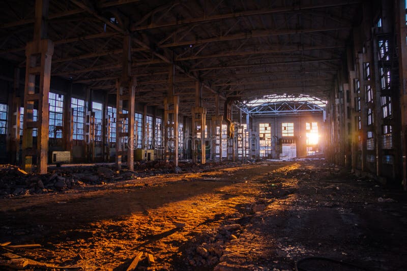 Sonnenlicht des Sonnenuntergangs im Großen verlassenen Industriegebäude der Voronezh-Baggerfabrik lizenzfreie stockfotografie Sonnenlicht des Sonnenuntergangs im Großen verlassenen Industriegebäude der Voronezh-Baggerfabrik lizenzfreie stockfotografie