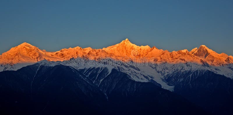 Sonnenschein Meili (Meri) Schnee-Berge lizenzfreies stockbild Sonnenschein Meili (Meri) Schnee-Berge lizenzfreies stockbild