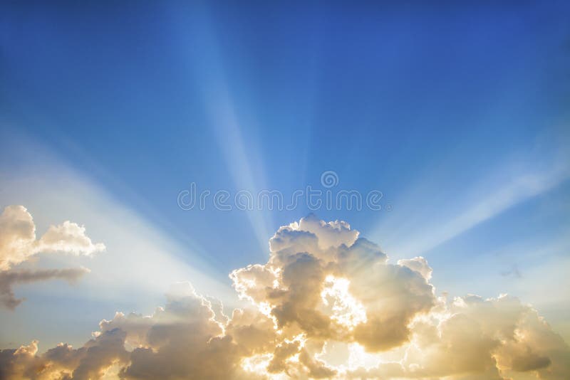 Sonnenstrahlen mit Wolken auf der blauen Himmelslandschaft Lichtstrahlen am Himmel