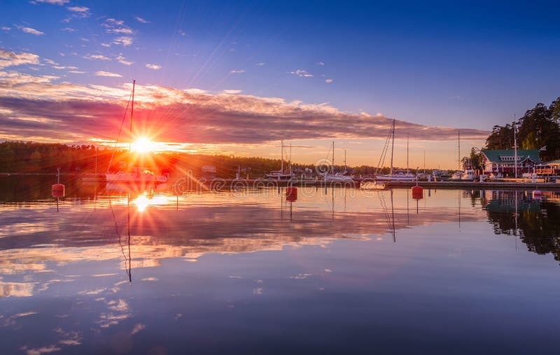 Sonnenuntergang auf dem Dock der Ostsee