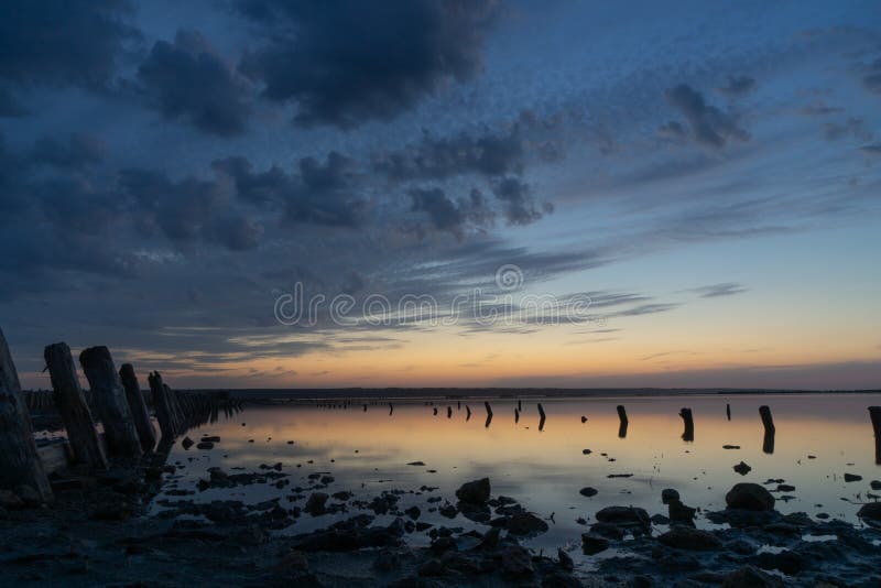 Sonnenuntergang auf dem Kuyalnik Liman odessa ukraine Alte Klotz sind vom wasser- die Überreste eines alten Piers sichtbar stockbilder Sonnenuntergang auf dem Kuyalnik Liman odessa ukraine Alte Klotz sind vom wasser- die Überreste eines alten Piers sichtbar stockbilder