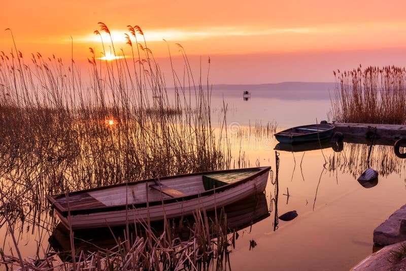 Sonnenuntergang auf dem Plattensee mit einem Boot lizenzfreies stockfoto Sonnenuntergang auf dem Plattensee mit einem Boot lizenzfreies stockfoto