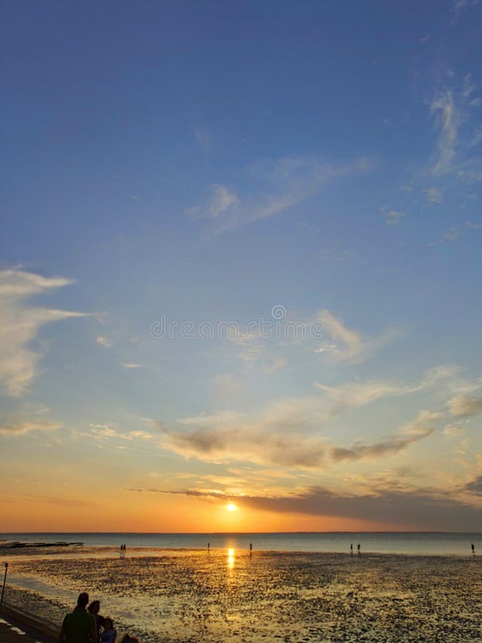Sonnenuntergang auf dem Strand lizenzfreie stockfotos Sonnenuntergang auf dem Strand lizenzfreie stockfotos